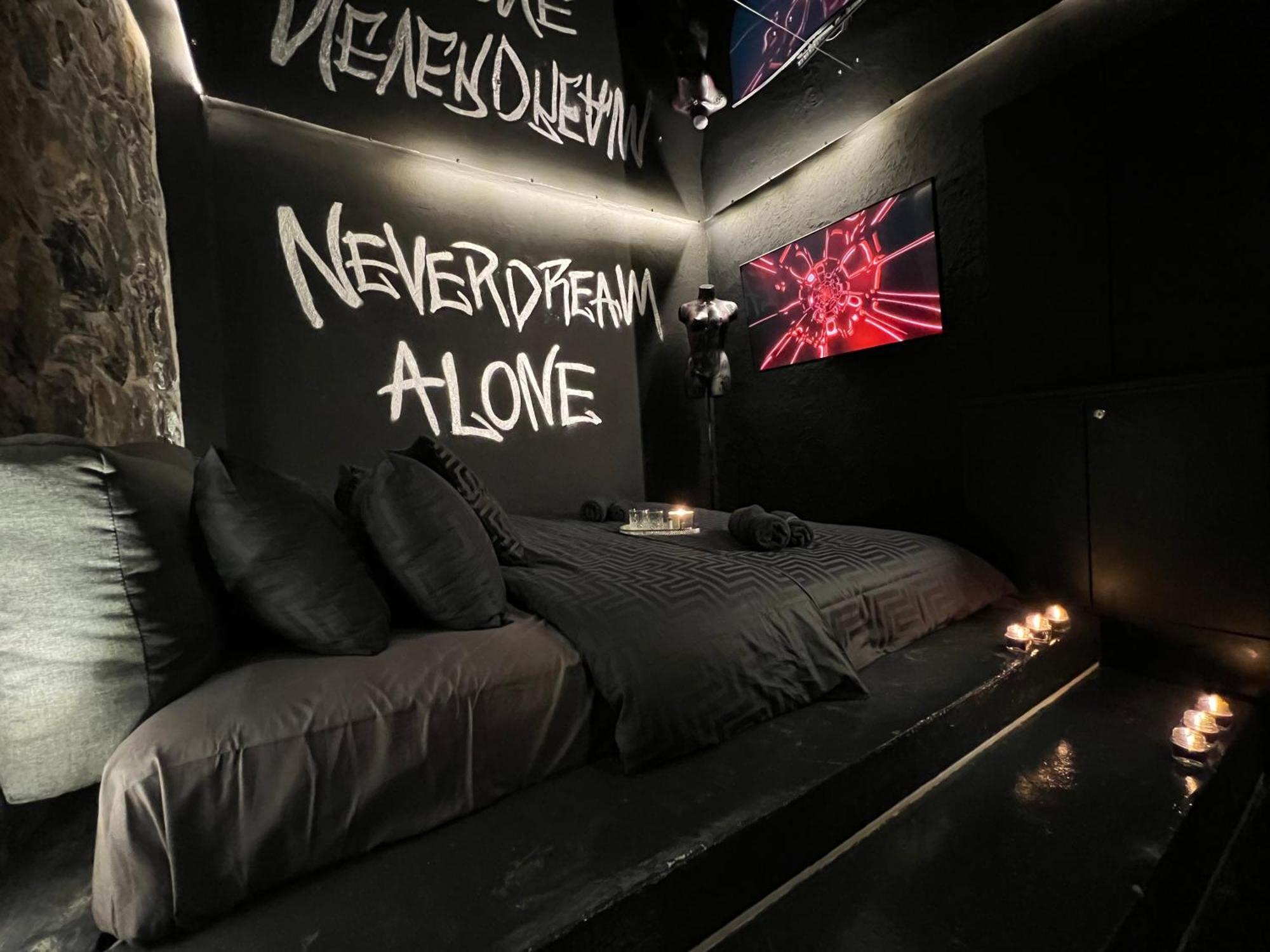 Doormat#13 Black Mirror Thessaloniki Exterior foto