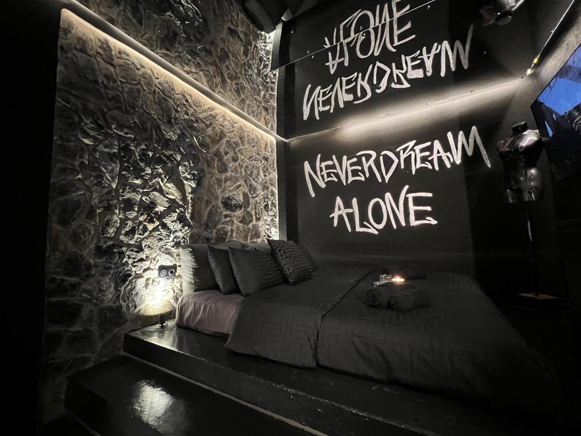 Doormat#13 Black Mirror Thessaloniki Exterior foto